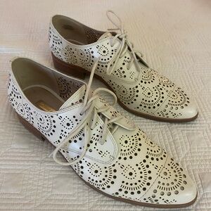 Louise et Cie 8.5 (Fit 8) Lace up Perforated Oxfords Adwin Almond Toe Derby